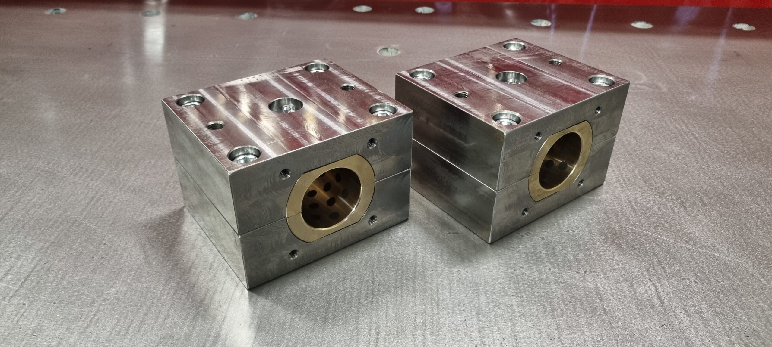 Eigen ontwerp: Deelbare/zelfsmerende glijlagers